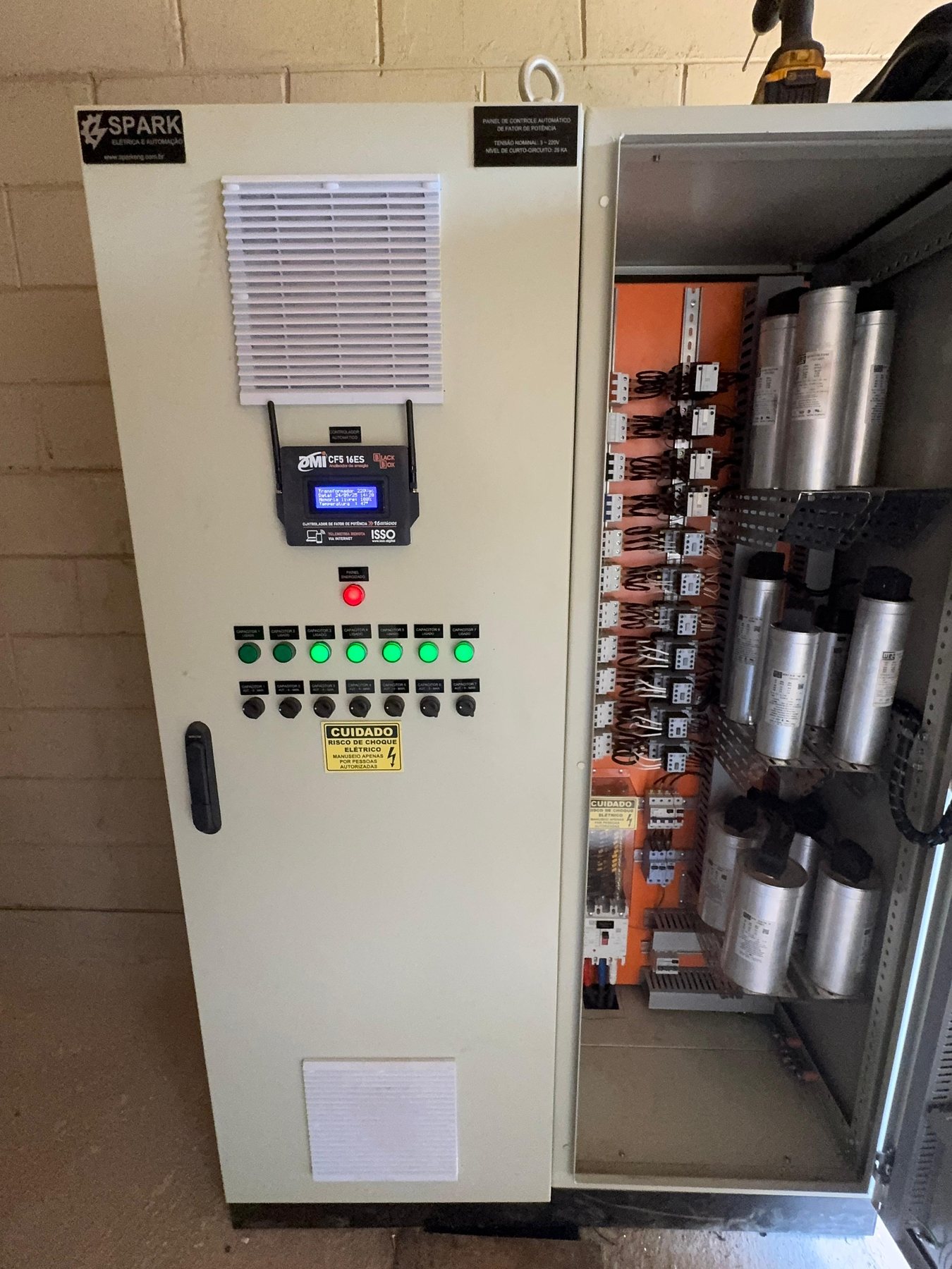 Painel automático de fator de potência