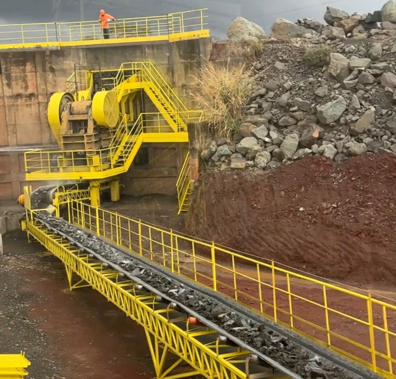 Equipamento de britagem e correia transportadora em mineração