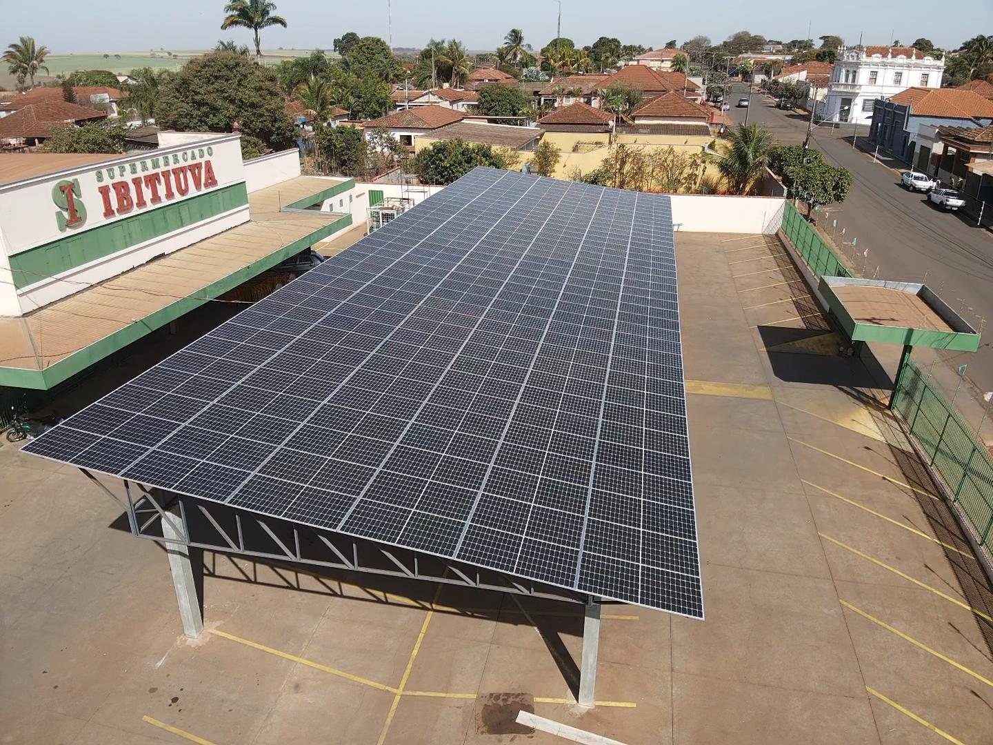 Aplicação comercial de cobertura fotovoltaica